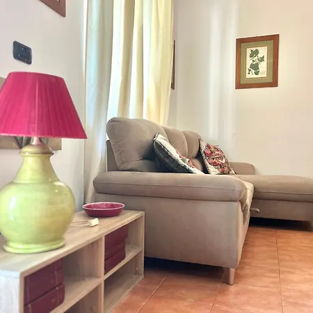Donna Acciuga Appartamento *